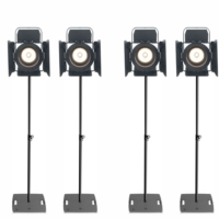 4x statief met een fresnel lamp erop gemonteerd